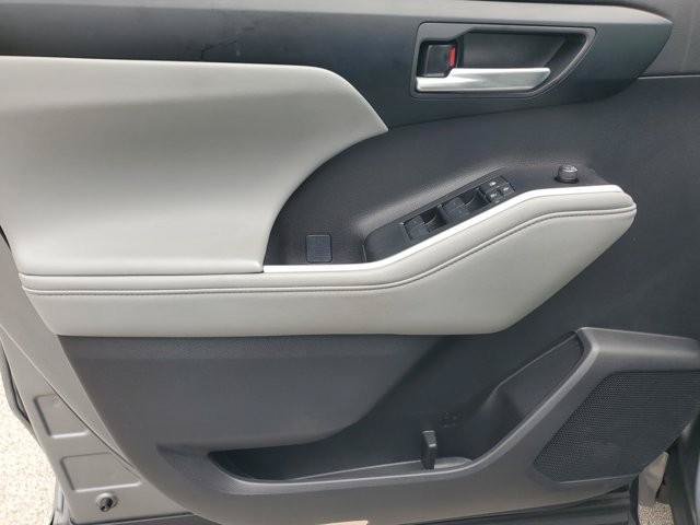Used 2025 Toyota Highlander XLE FWD image 23