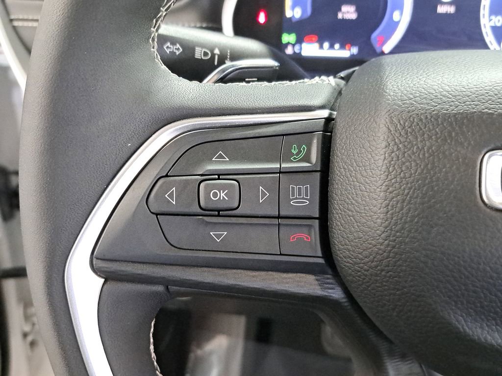 Used 2025 Jeep Grand Cherokee Laredo w/ Luxury Tech Group I image 19