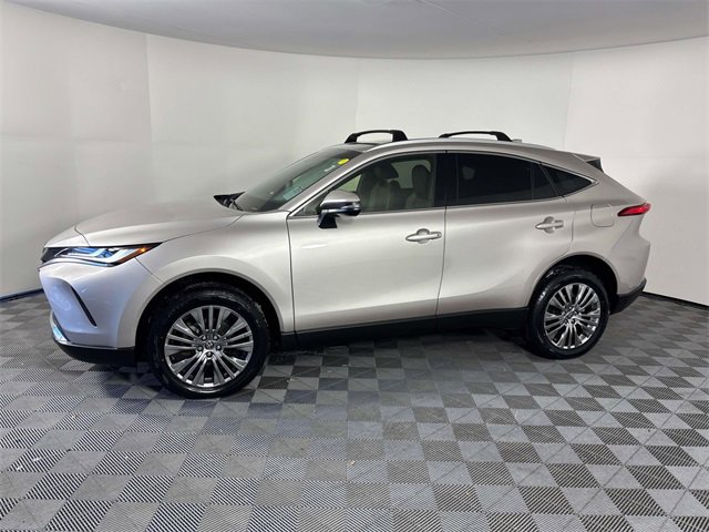 Used 2022 Toyota Venza XLE image 5