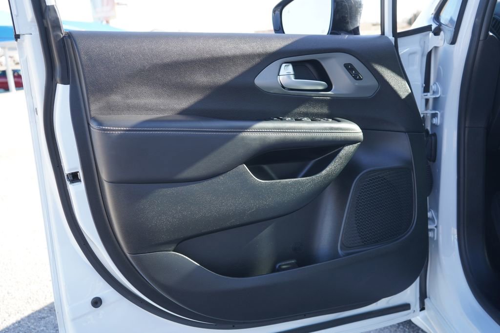 Used 2025 Chrysler Pacifica Select FWD image 14