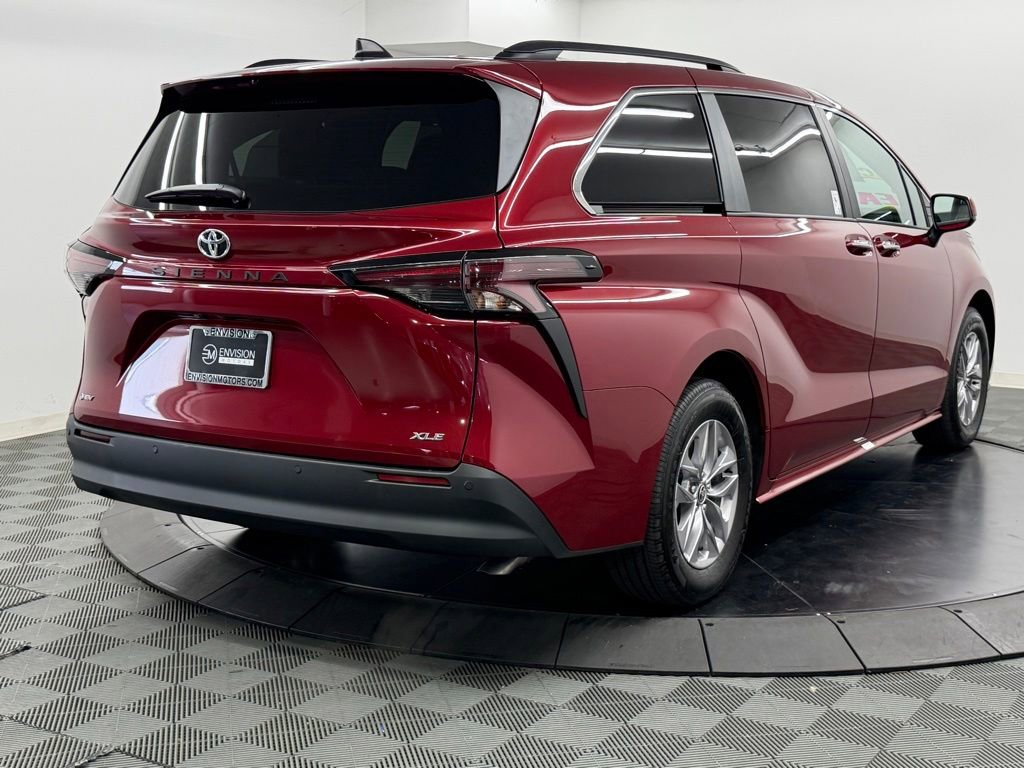 Used 2026 Toyota Sienna XLE FWD image 10