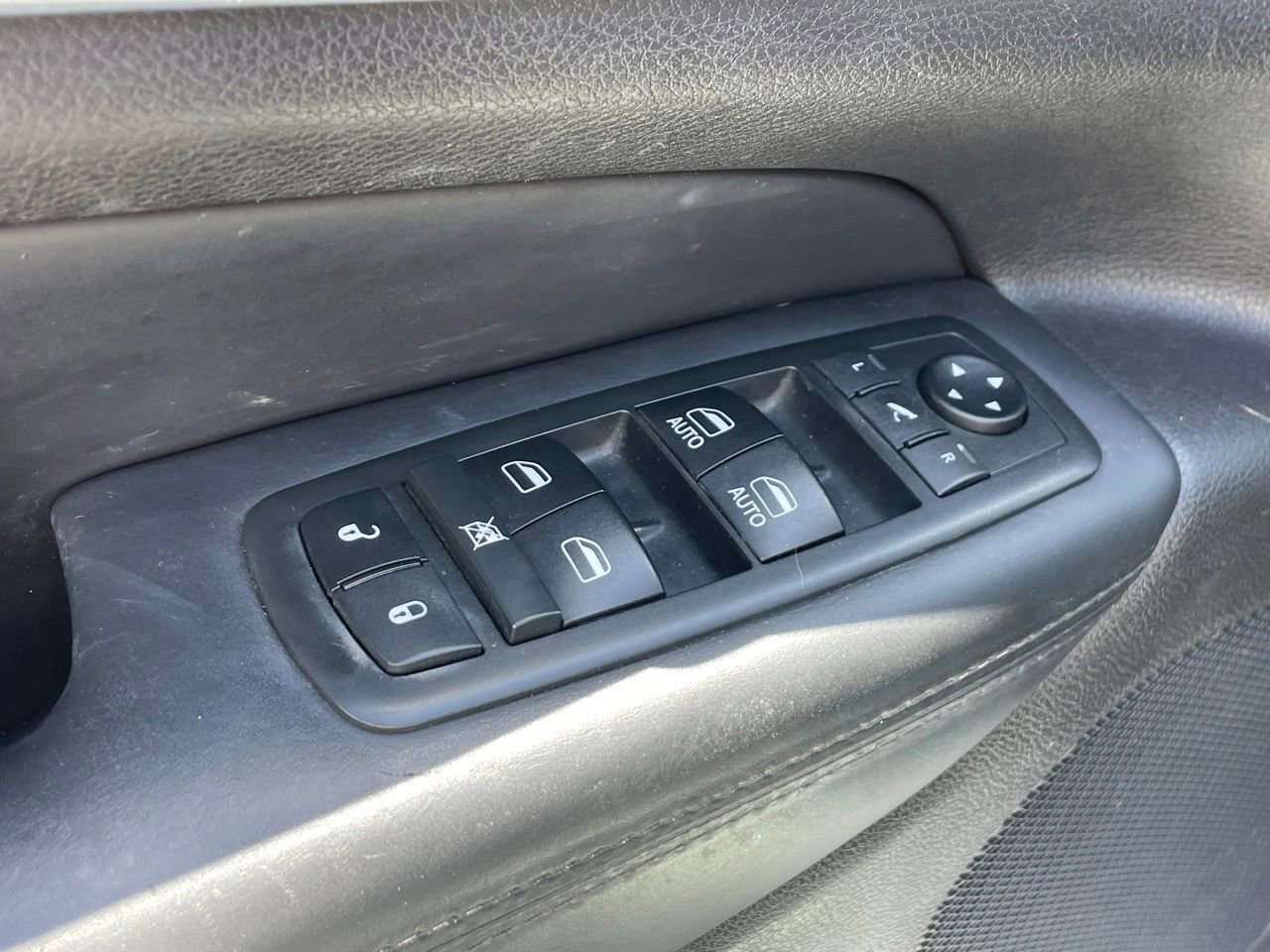 Used 2018 Jeep Grand Cherokee Overland AWD/4WD image 6
