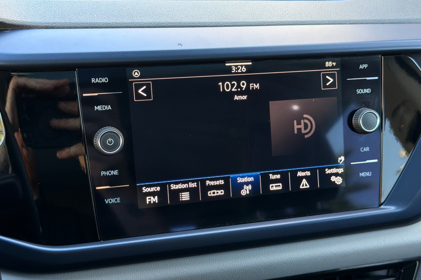 Used 2023 Volkswagen Taos SE w/ Panoramic Sunroof Package FWD image 18