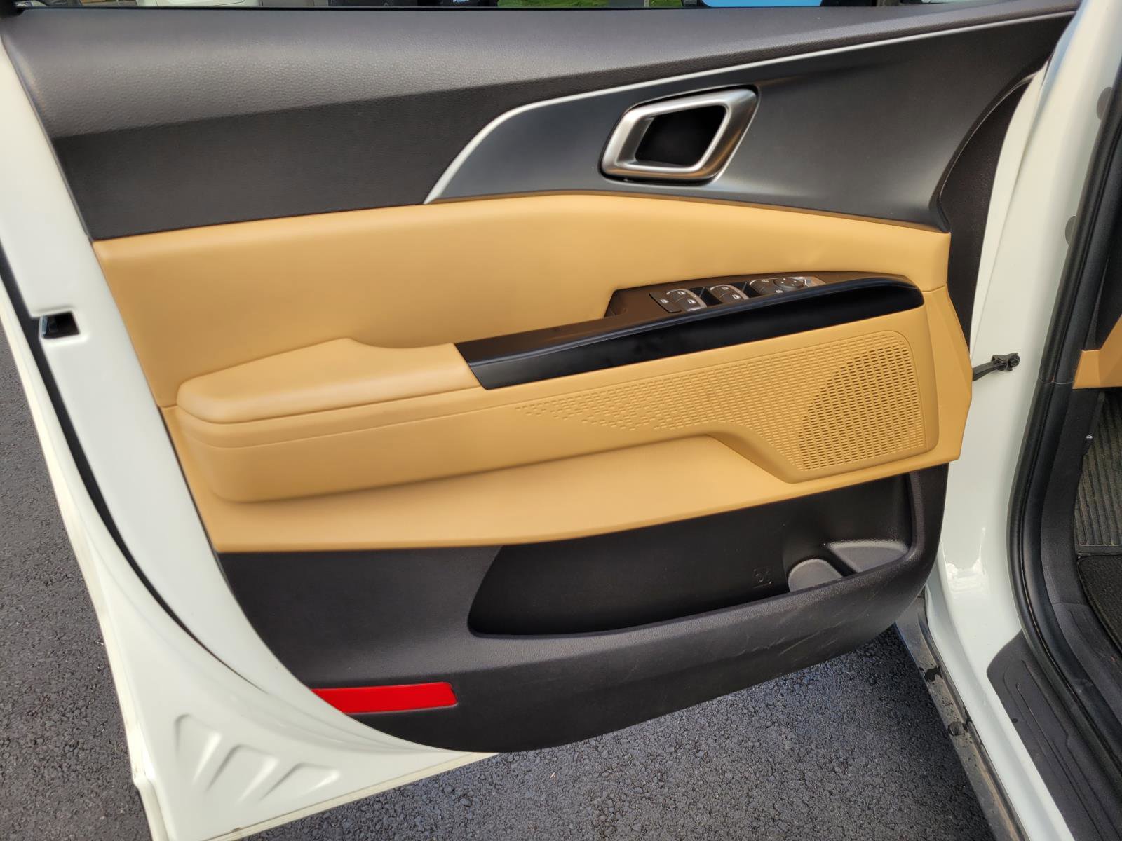 Used 2024 Kia Carnival LX image 12