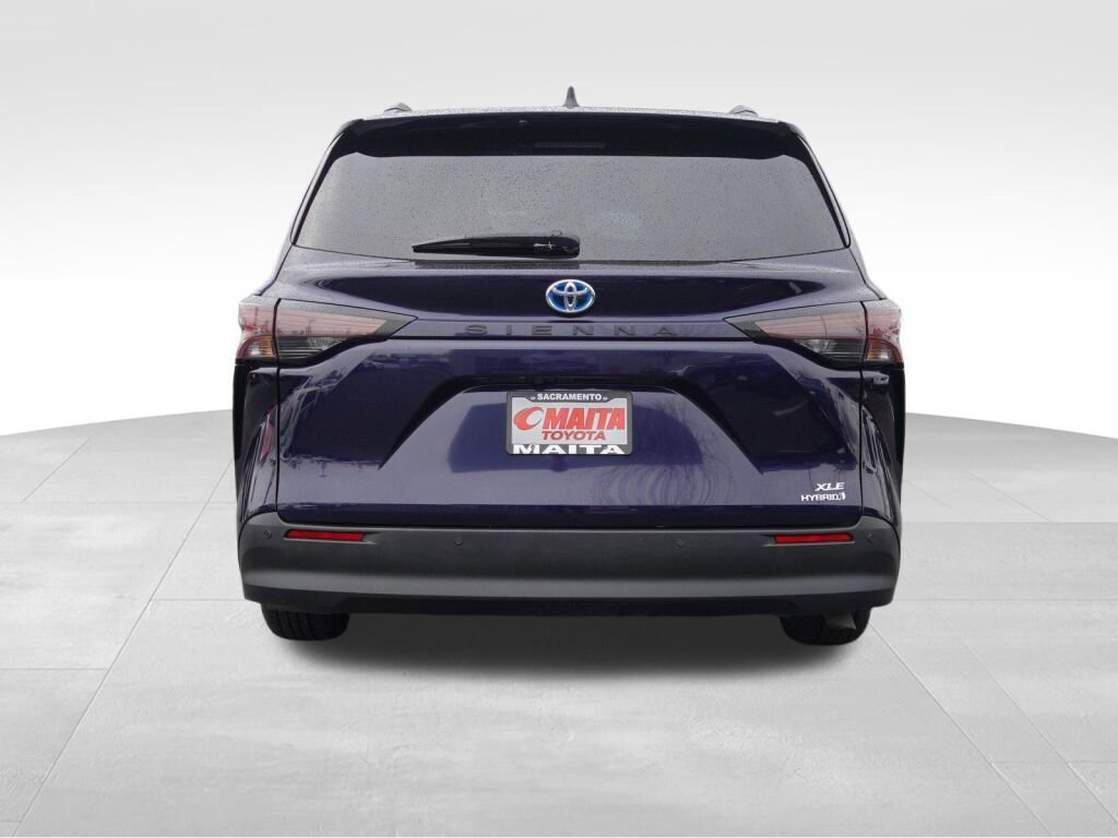 Certified 2024 Toyota Sienna XLE image 4