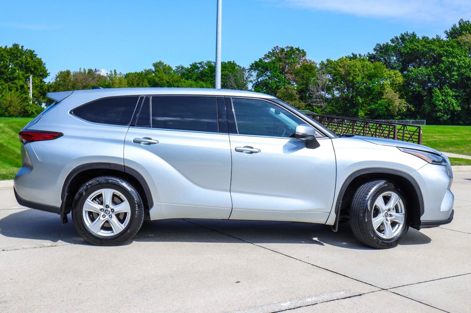 Used 2022 Toyota Highlander L FWD image 5