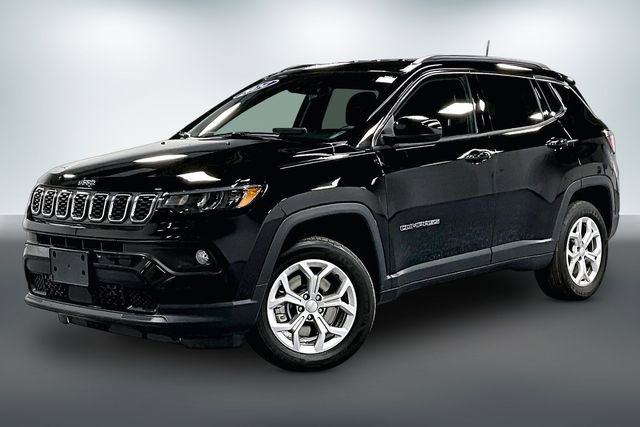 Used 2024 Jeep Compass Latitude AWD/4WD image 3