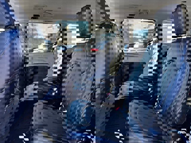 Used 2024 Chrysler Pacifica Touring-L image 18