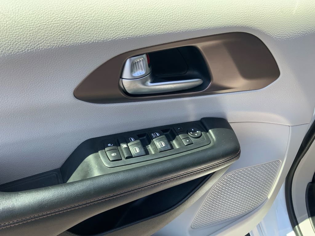 Used 2017 Chrysler Pacifica LX FWD image 34