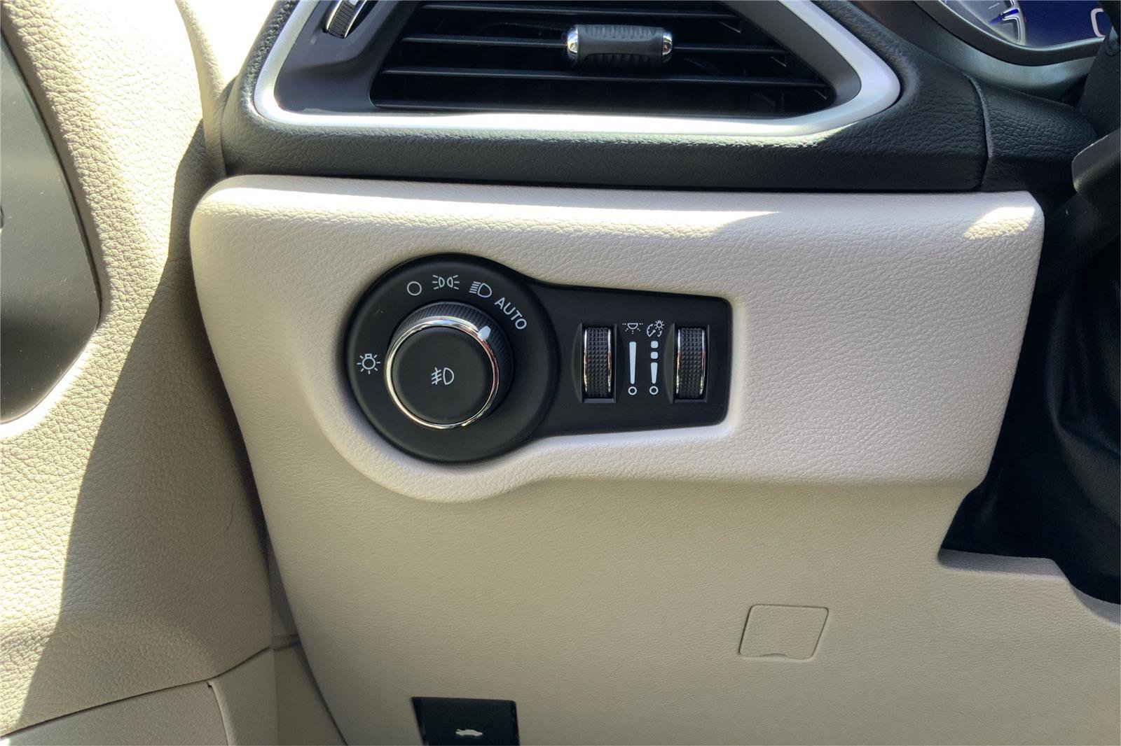 Used 2023 Chrysler Pacifica Touring-L FWD image 17