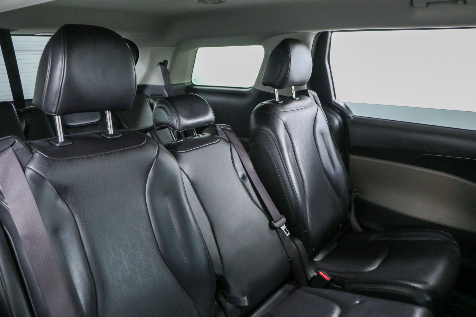 Used 2025 Kia Carnival FWD image 29