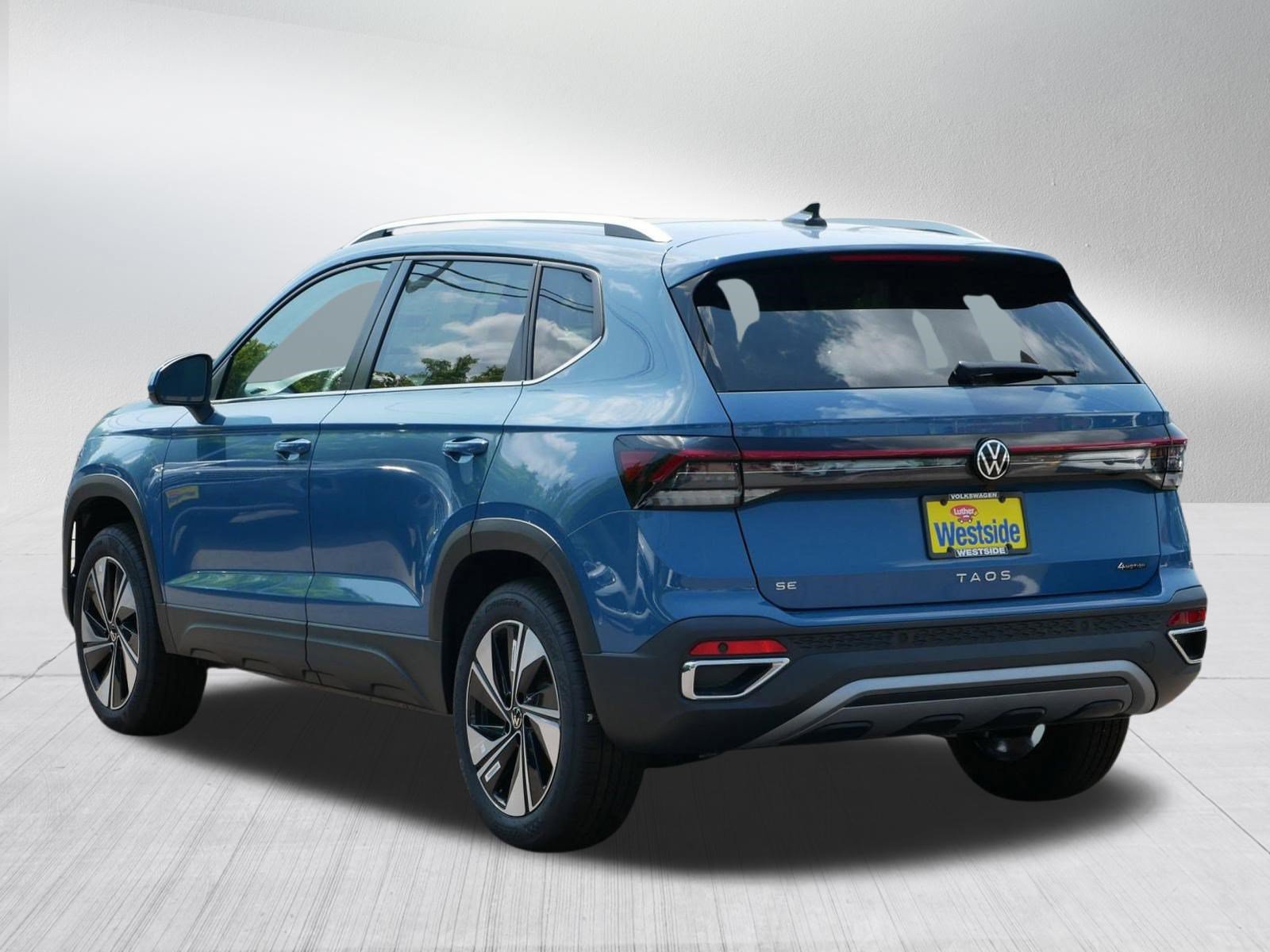New 2026 Volkswagen Taos SE AWD/4WD image 2