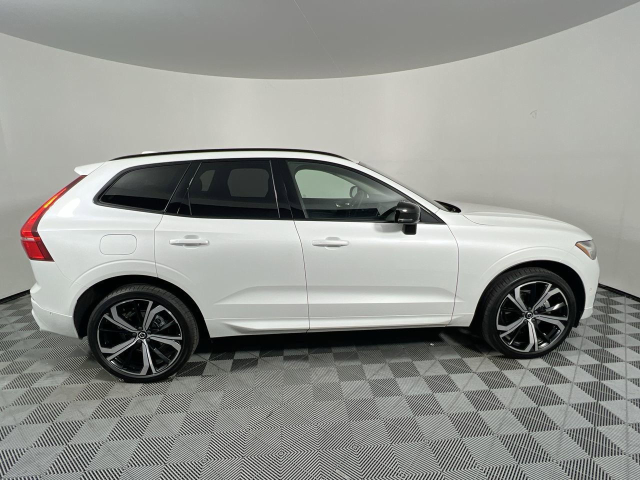 Used 2023 Volvo XC60 B5 Ultimate w/ Protection Package Premier FWD image 2