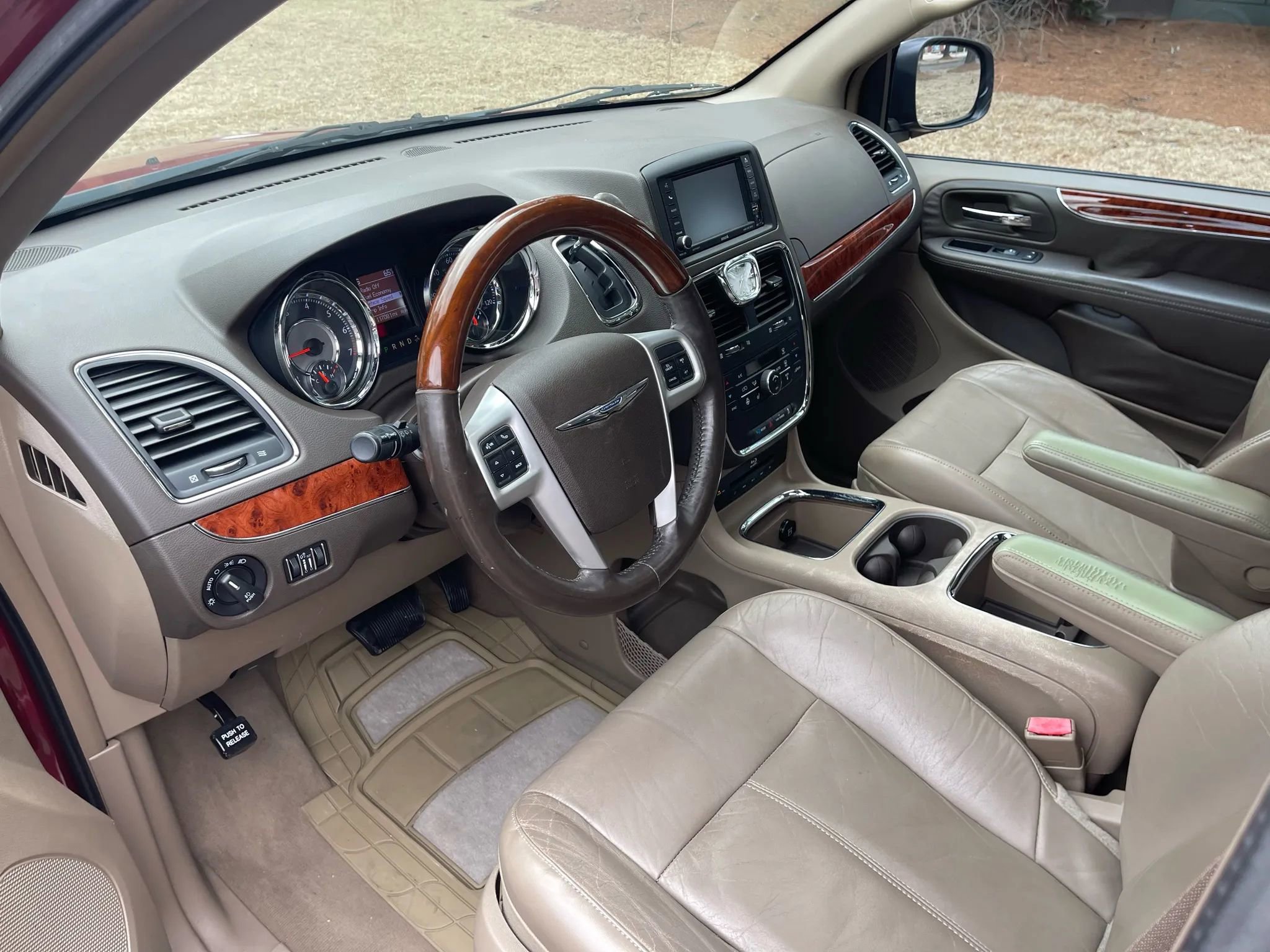 Used 2014 Chrysler Town & Country Limited w/ Luxury Group image 11