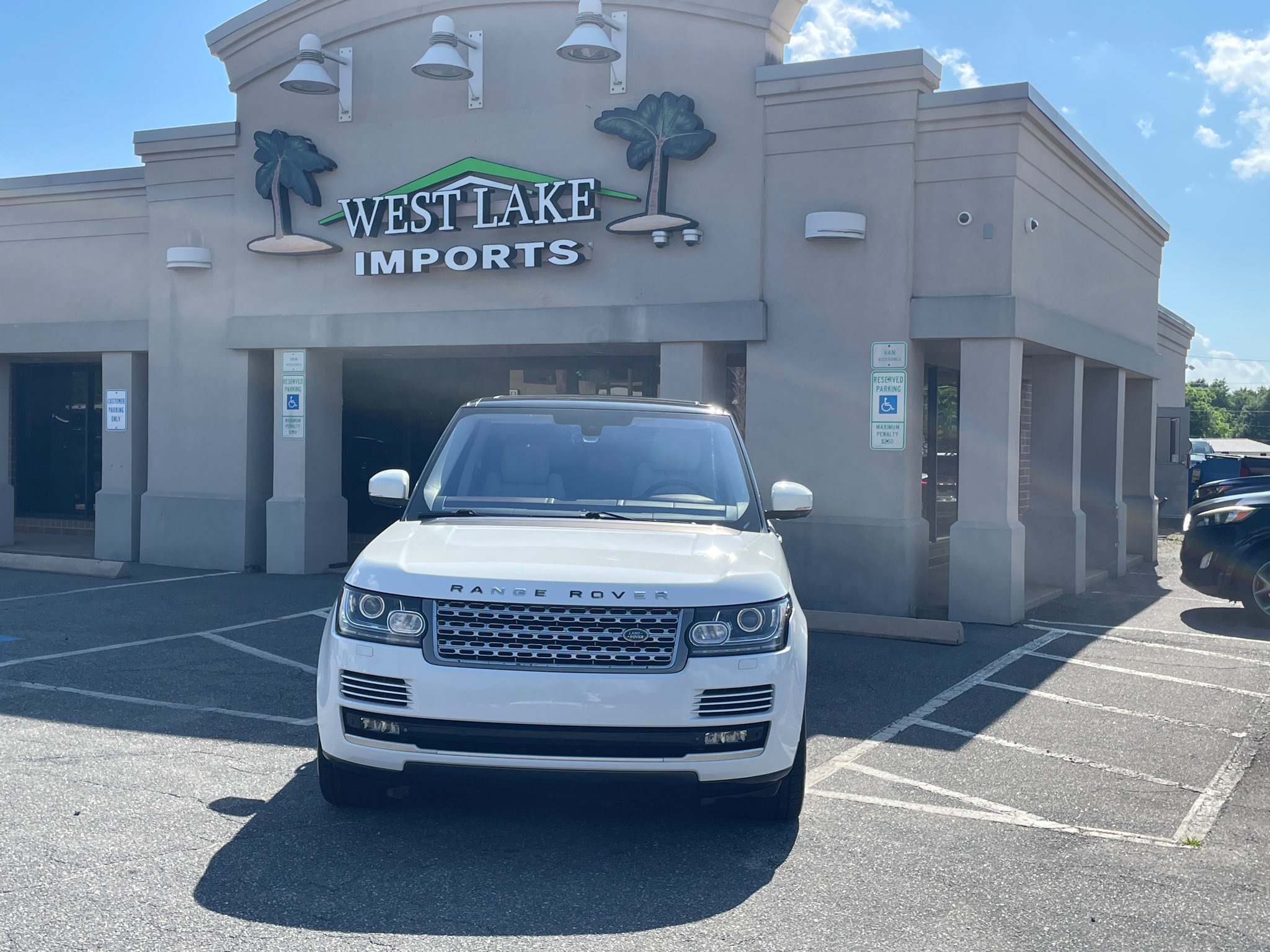 Used 2015 Land Rover Range Rover Autobiography image 2