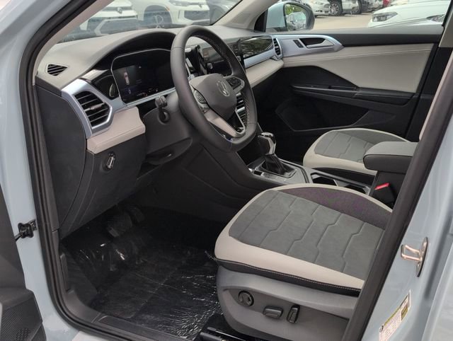 Used 2025 Volkswagen Taos SE w/ Panoramic Sunroof Package image 6