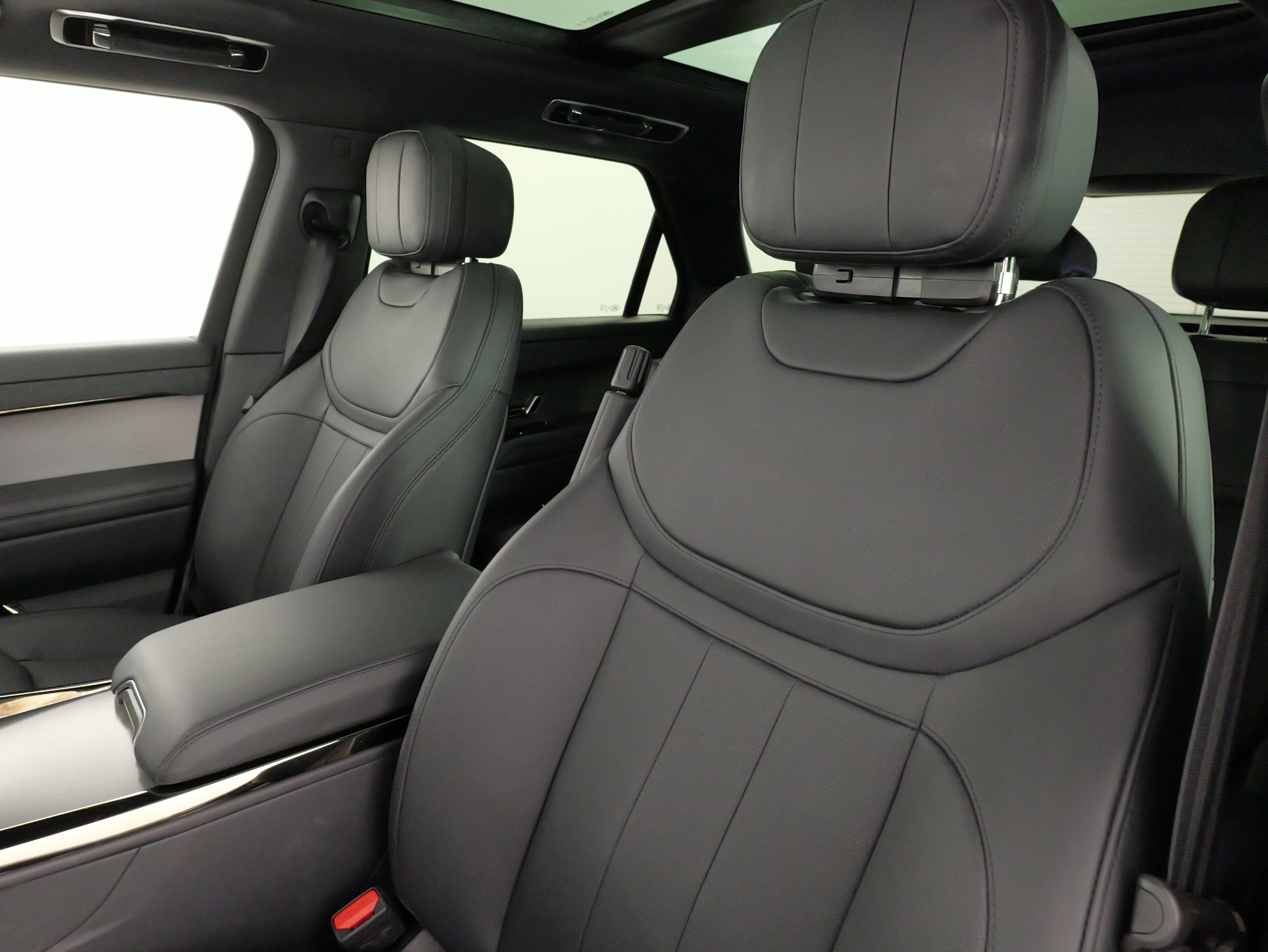 Used 2025 Land Rover Range Rover Sport SE image 30