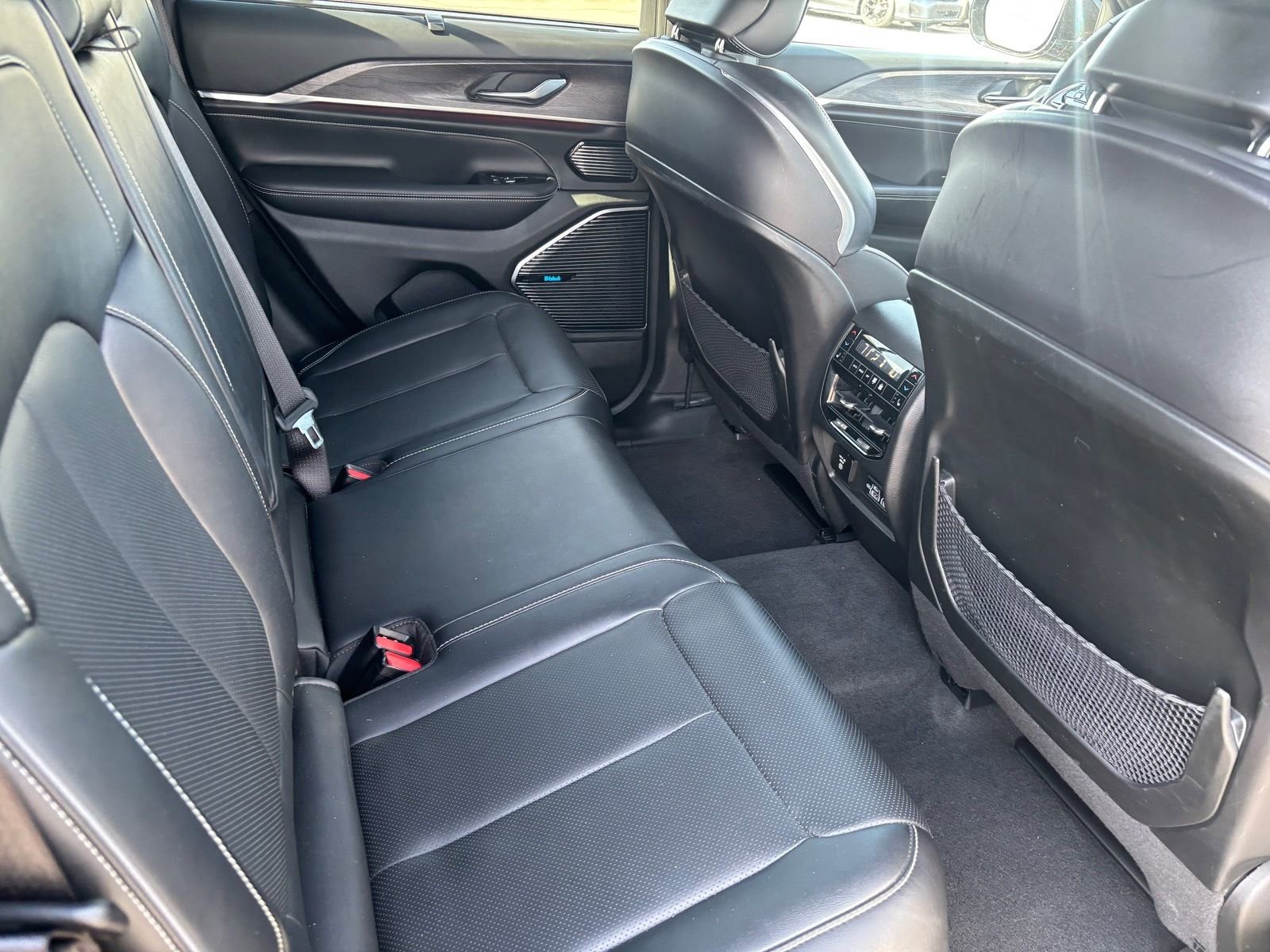 Used 2022 Jeep Grand Cherokee Overland w/ Luxury Tech Group IV image 16