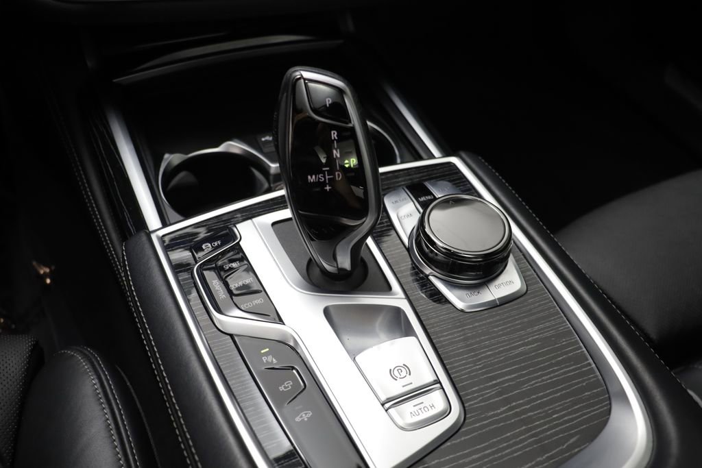 Certified 2022 BMW 750i xDrive w/ Autobahn Package AWD/4WD image 13