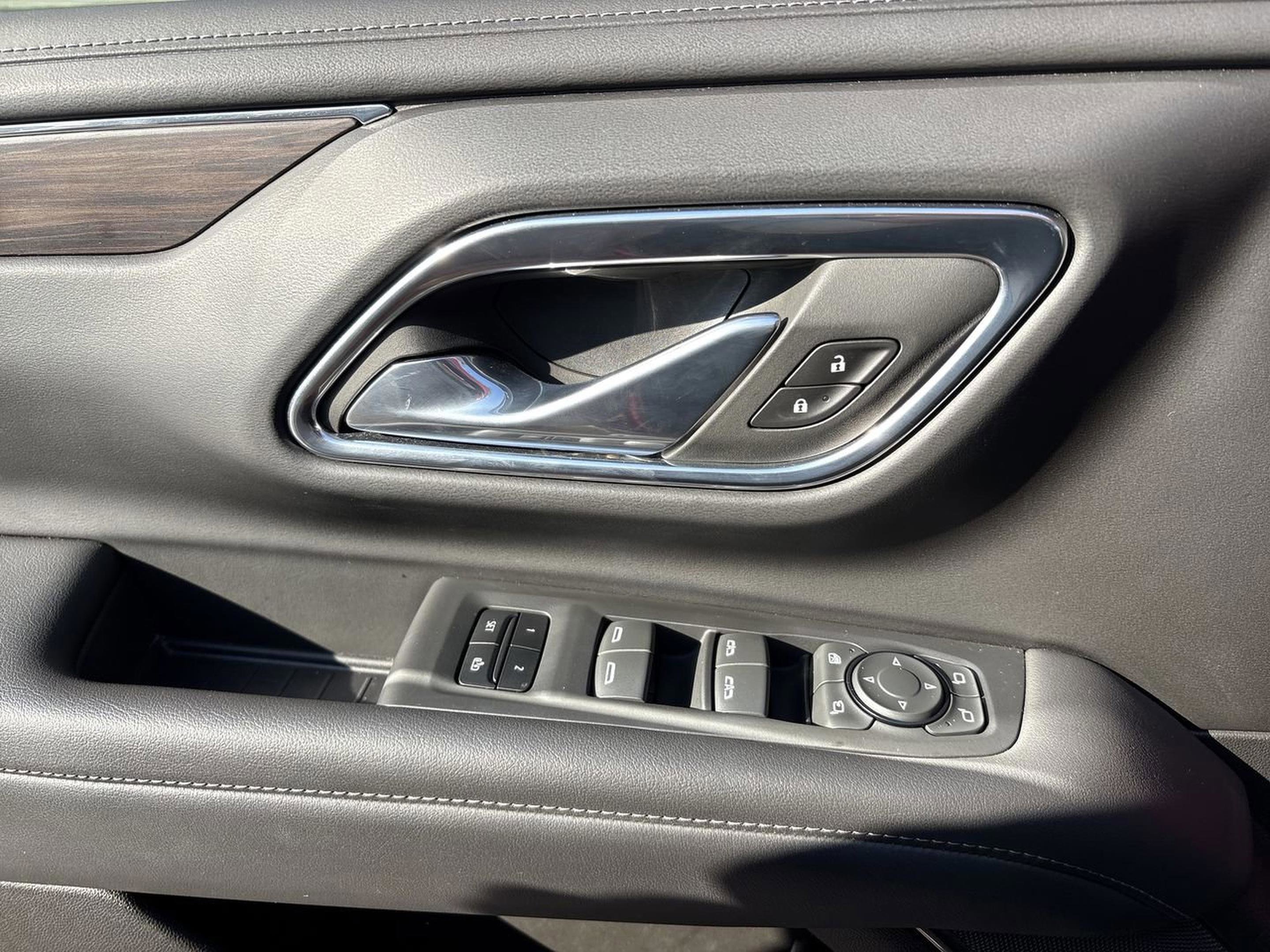 Used 2023 Chevrolet Suburban Z71 w/ Luxury Package image 18