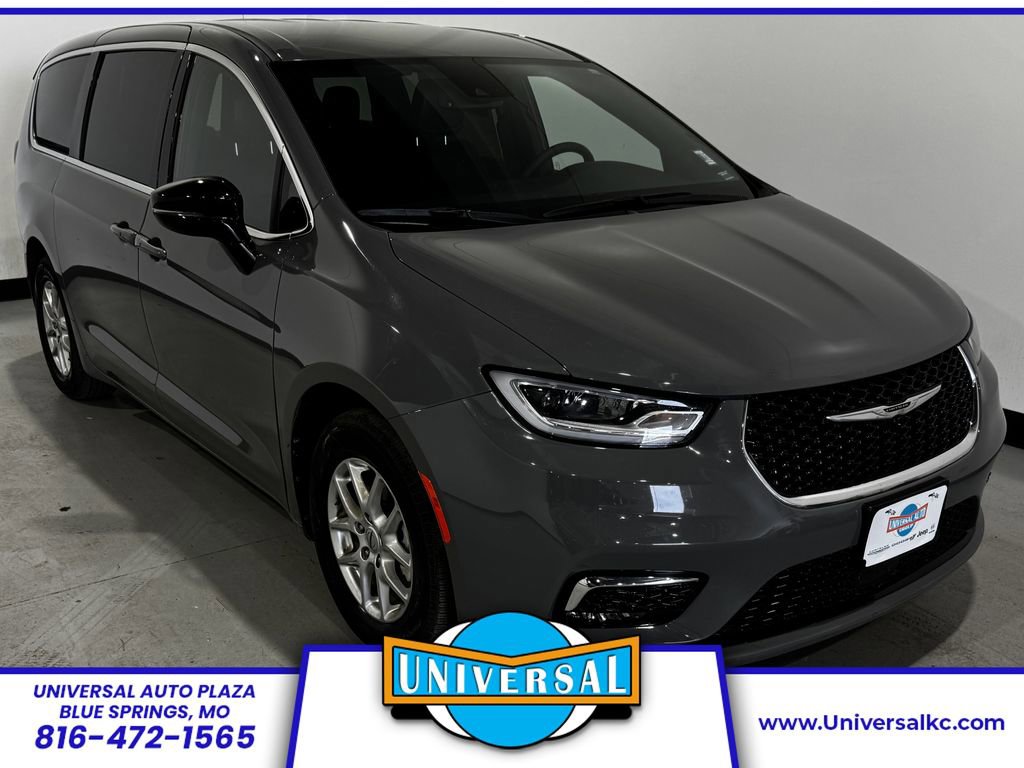 Used 2025 Chrysler Pacifica Select FWD image 1