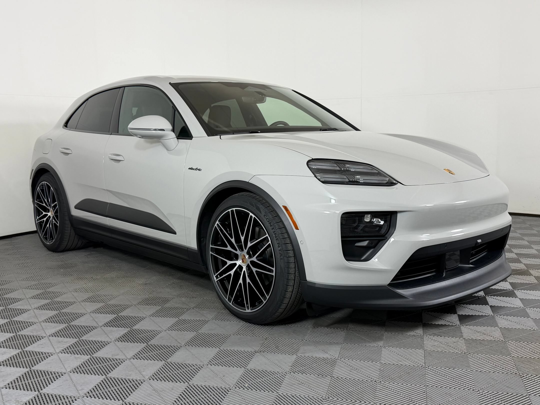 Used 2026 Porsche Macan Electric RWD image 8