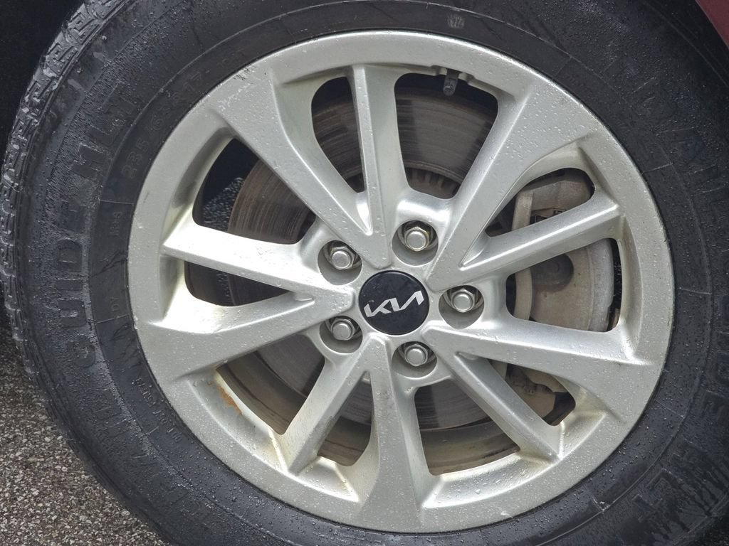 Used 2023 Kia Carnival LX FWD image 6
