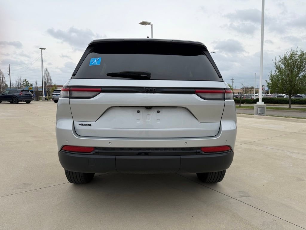 Used 2025 Jeep Grand Cherokee Altitude image 4