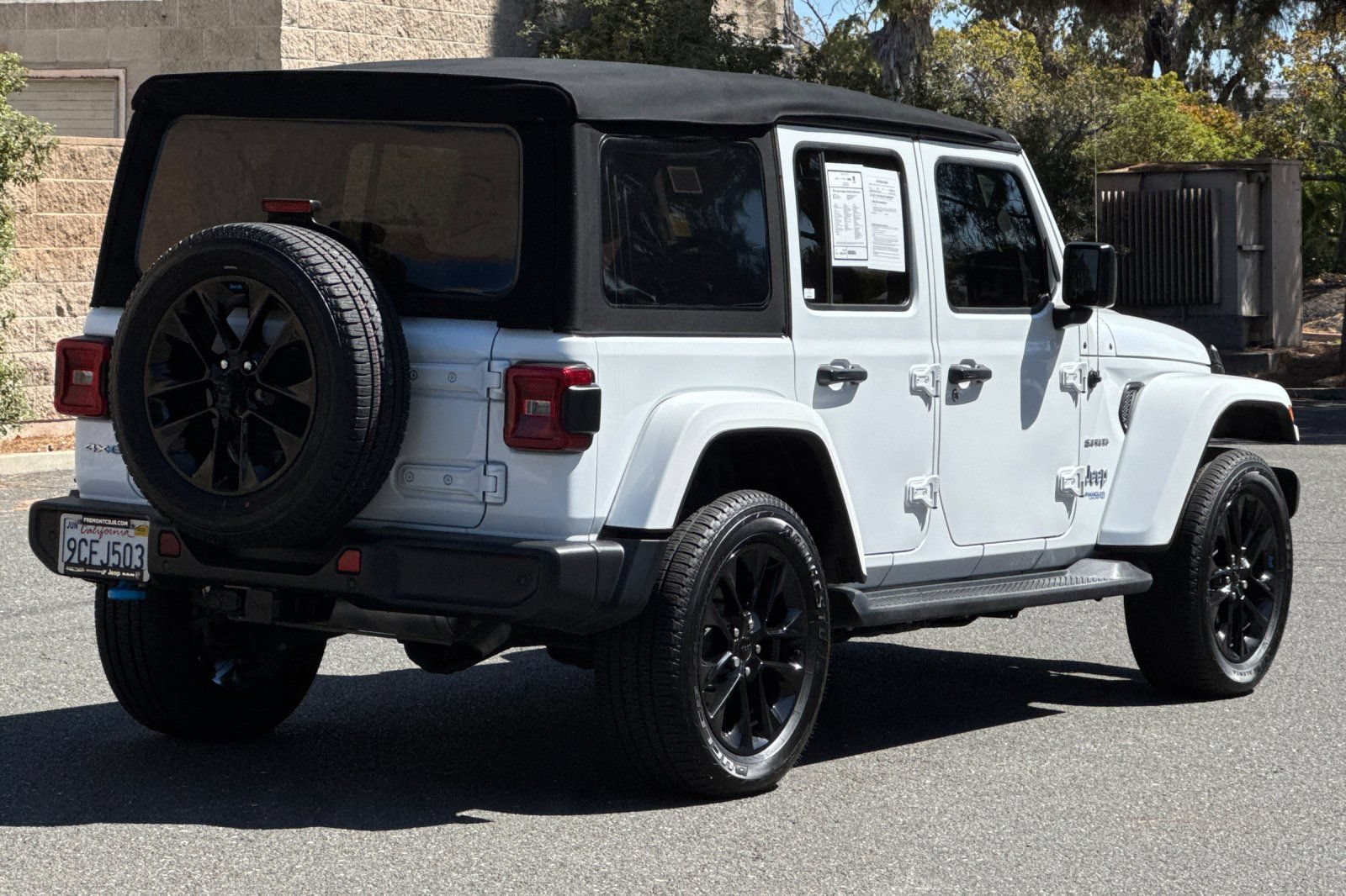 Used 2022 Jeep Wrangler Unlimited Sahara w/ Cold Weather Group AWD/4WD image 3
