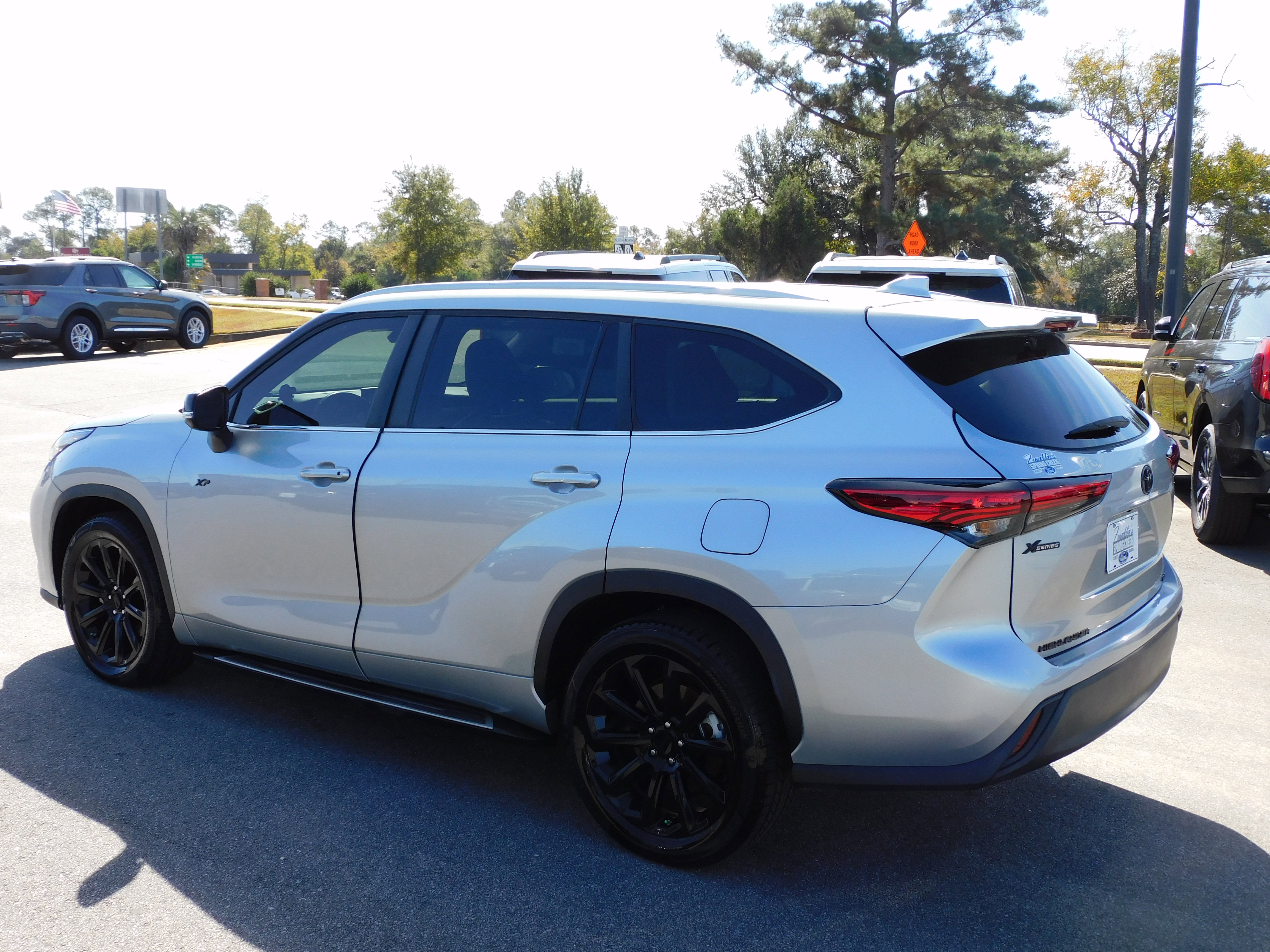 Used 2023 Toyota Highlander XLE image 7