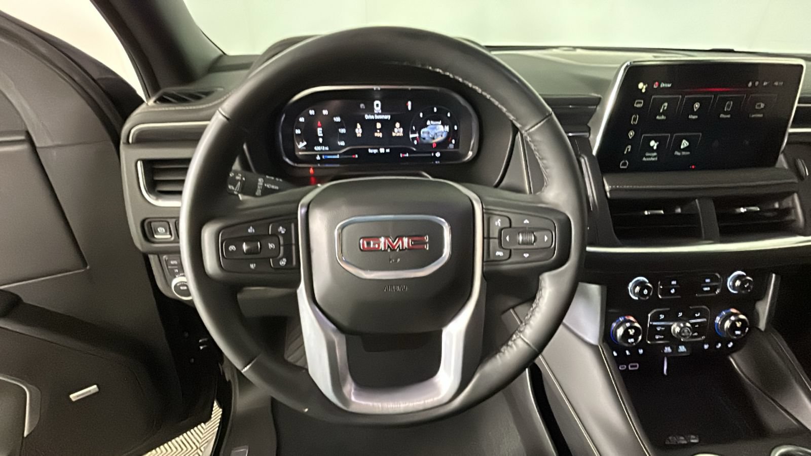 Used 2024 GMC Yukon XL SLT w/ SLT Luxury Package AWD/4WD image 17