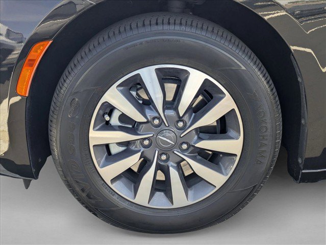 Used 2022 Chrysler Pacifica Touring-L FWD image 25