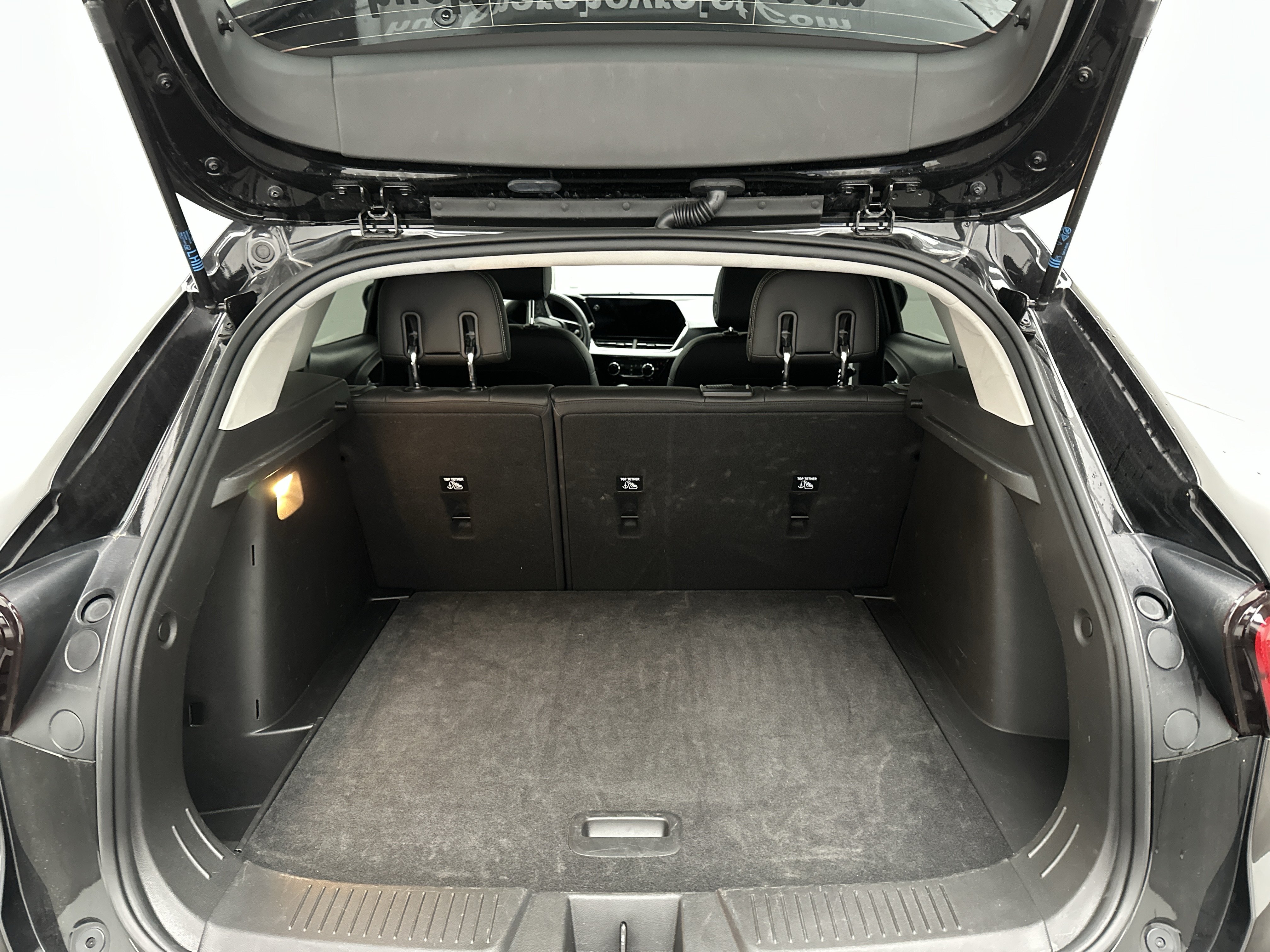 Used 2025 Chevrolet Trax LT FWD image 12