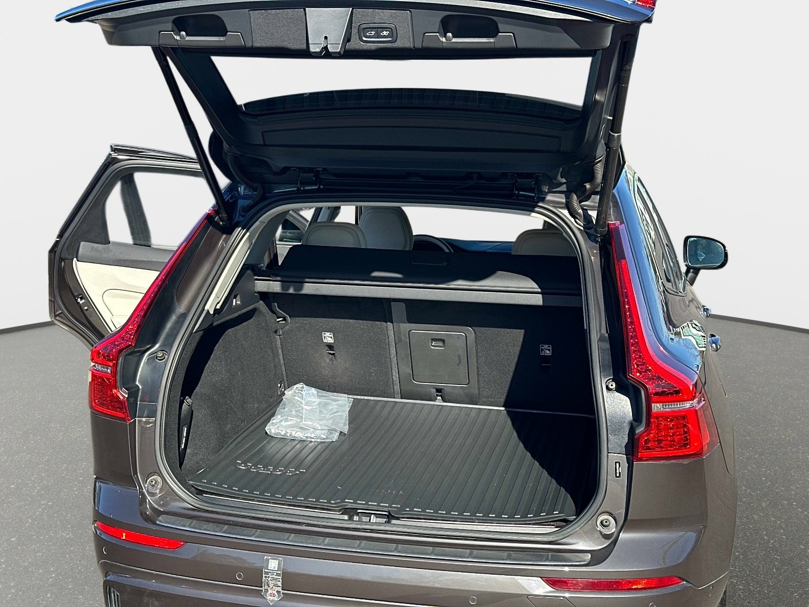 Certified 2023 Volvo XC60 B5 Plus w/ Climate Package image 11