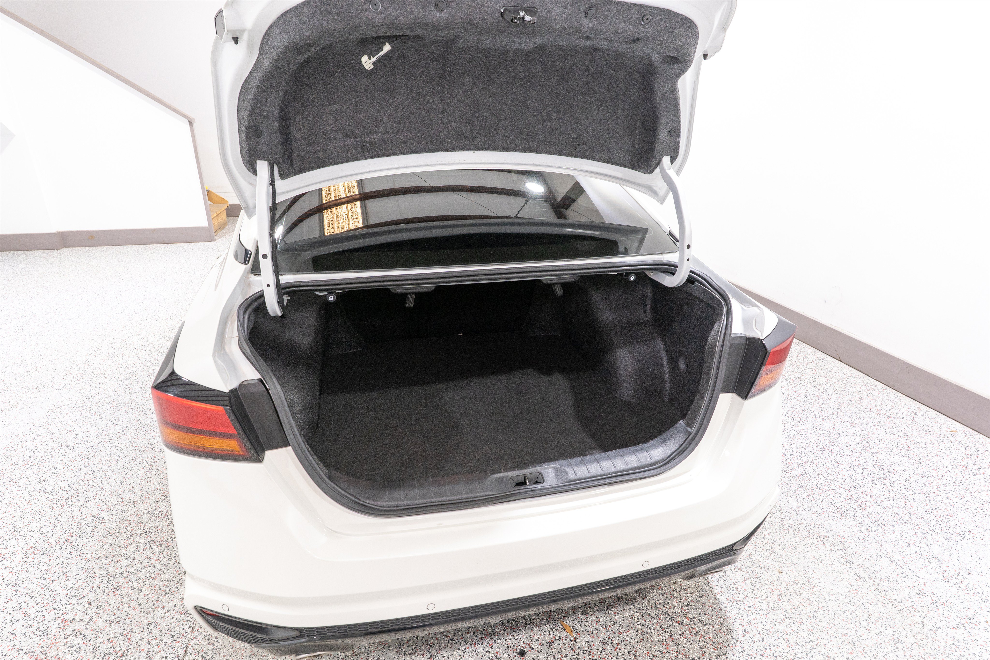Used 2024 Nissan Altima 2.5 SR FWD image 28