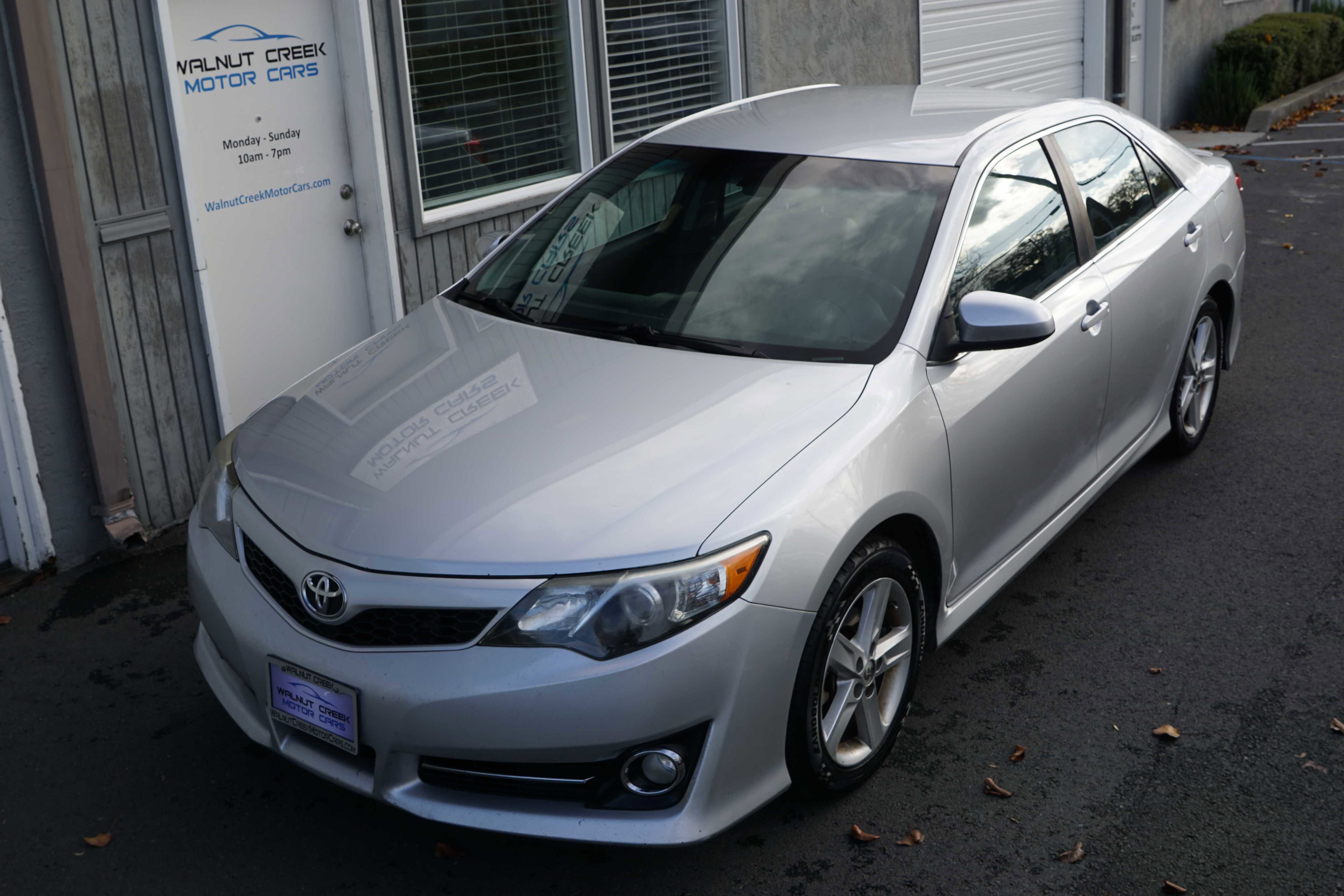 Used 2014 Toyota Camry SE image 3