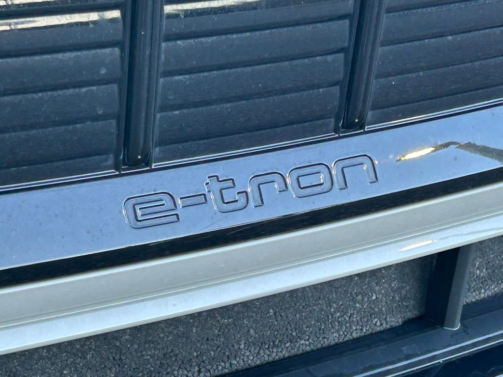 Used 2022 Audi e-tron Premium Plus w/ Premium Plus Package image 56