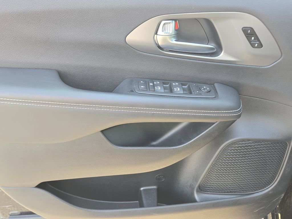 Used 2025 Chrysler Pacifica Select image 33