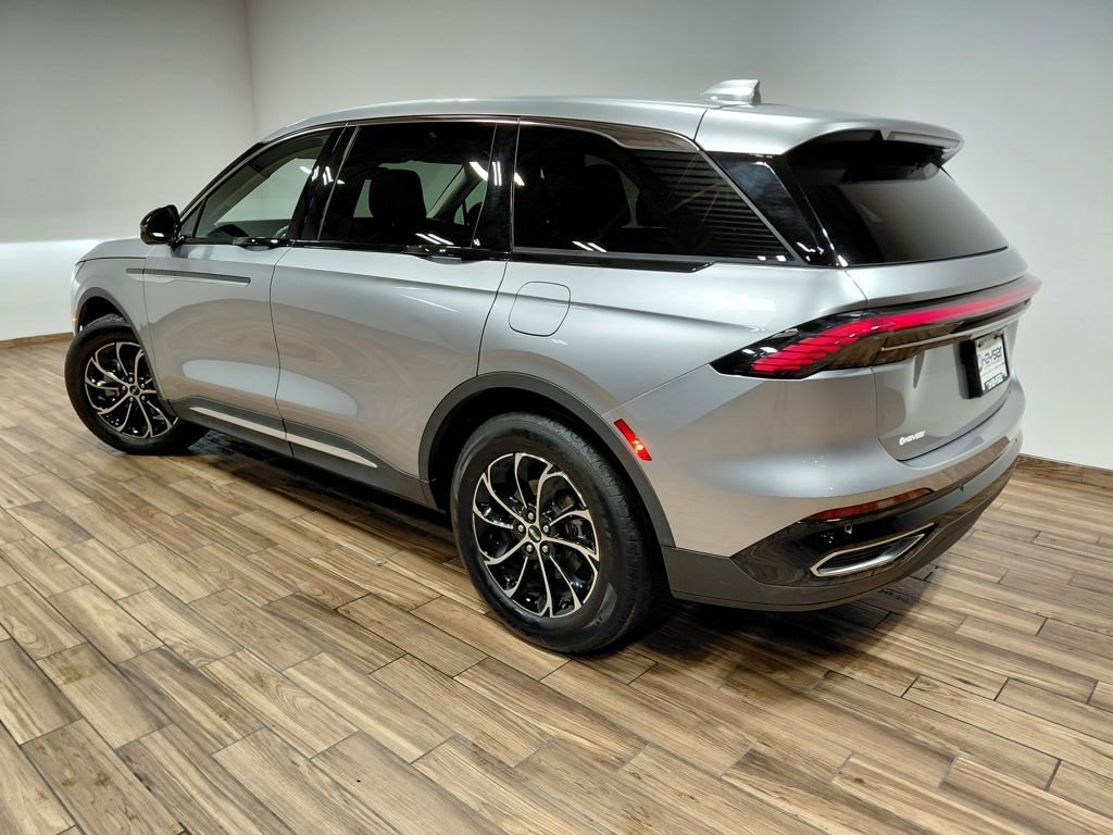 Used 2025 Lincoln Nautilus Premier image 18