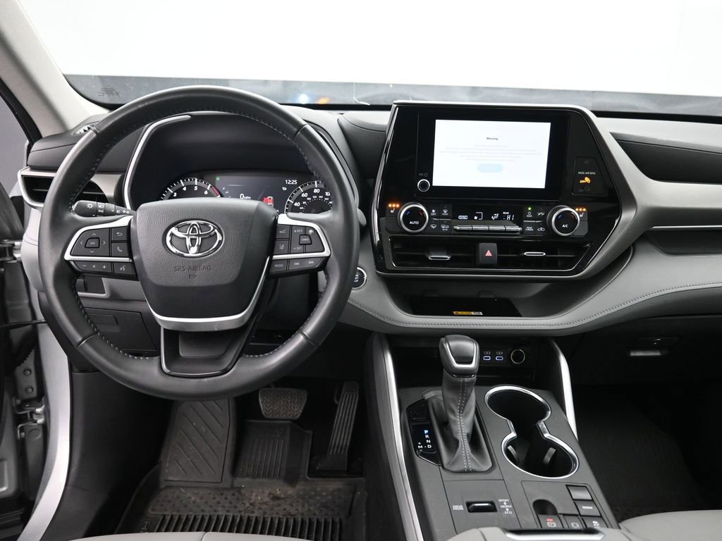 Used 2023 Toyota Highlander XLE image 11