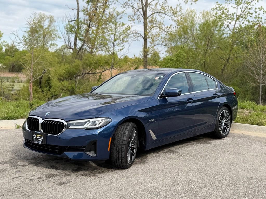 Certified 2023 BMW 530e xDrive w/ Premium Package AWD/4WD image 3