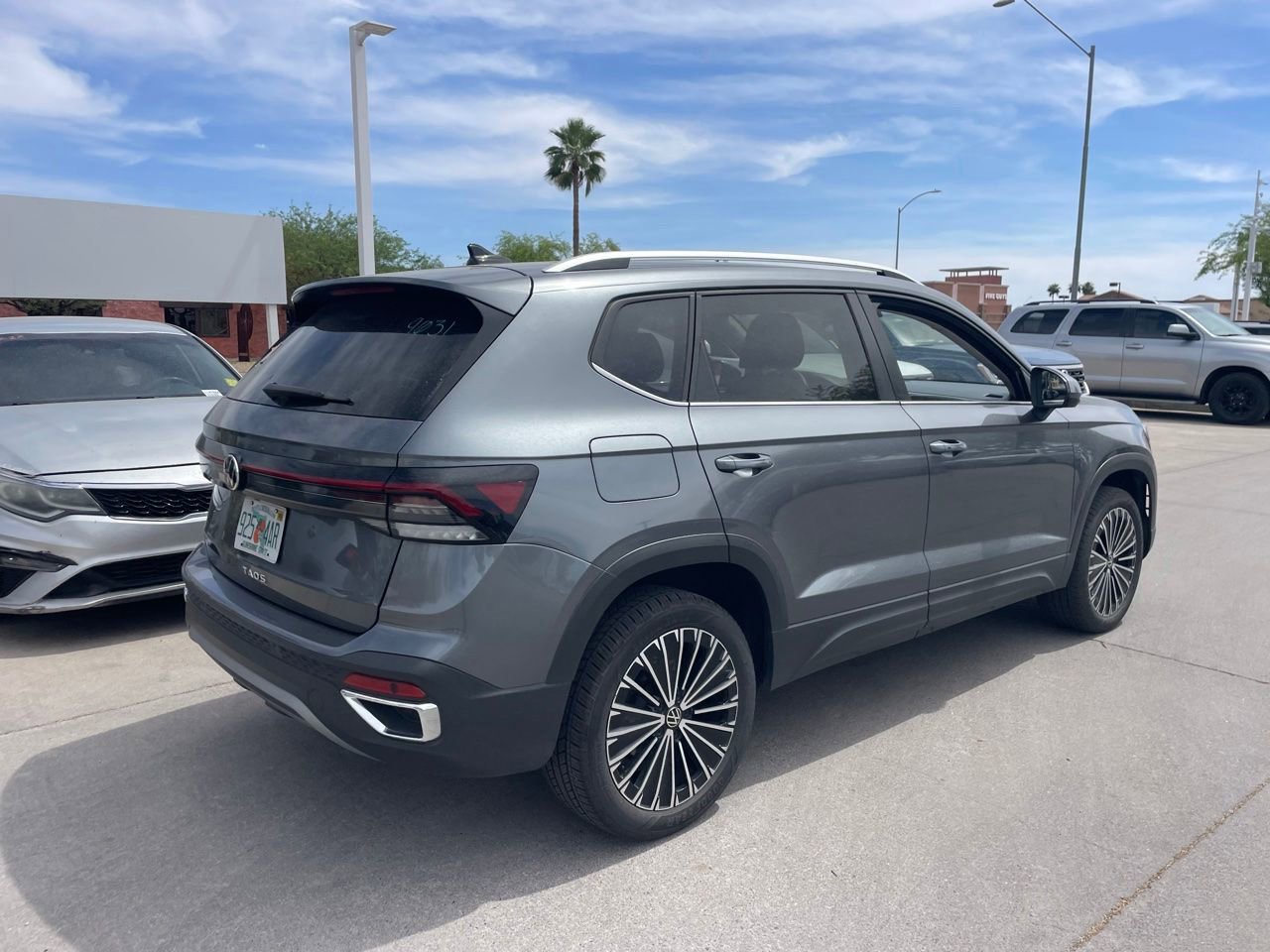 Used 2025 Volkswagen Taos SE image 2