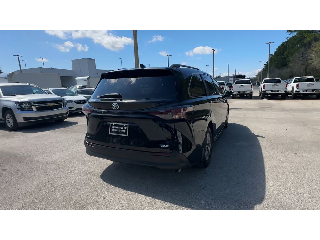Used 2025 Toyota Sienna XLE FWD image 8