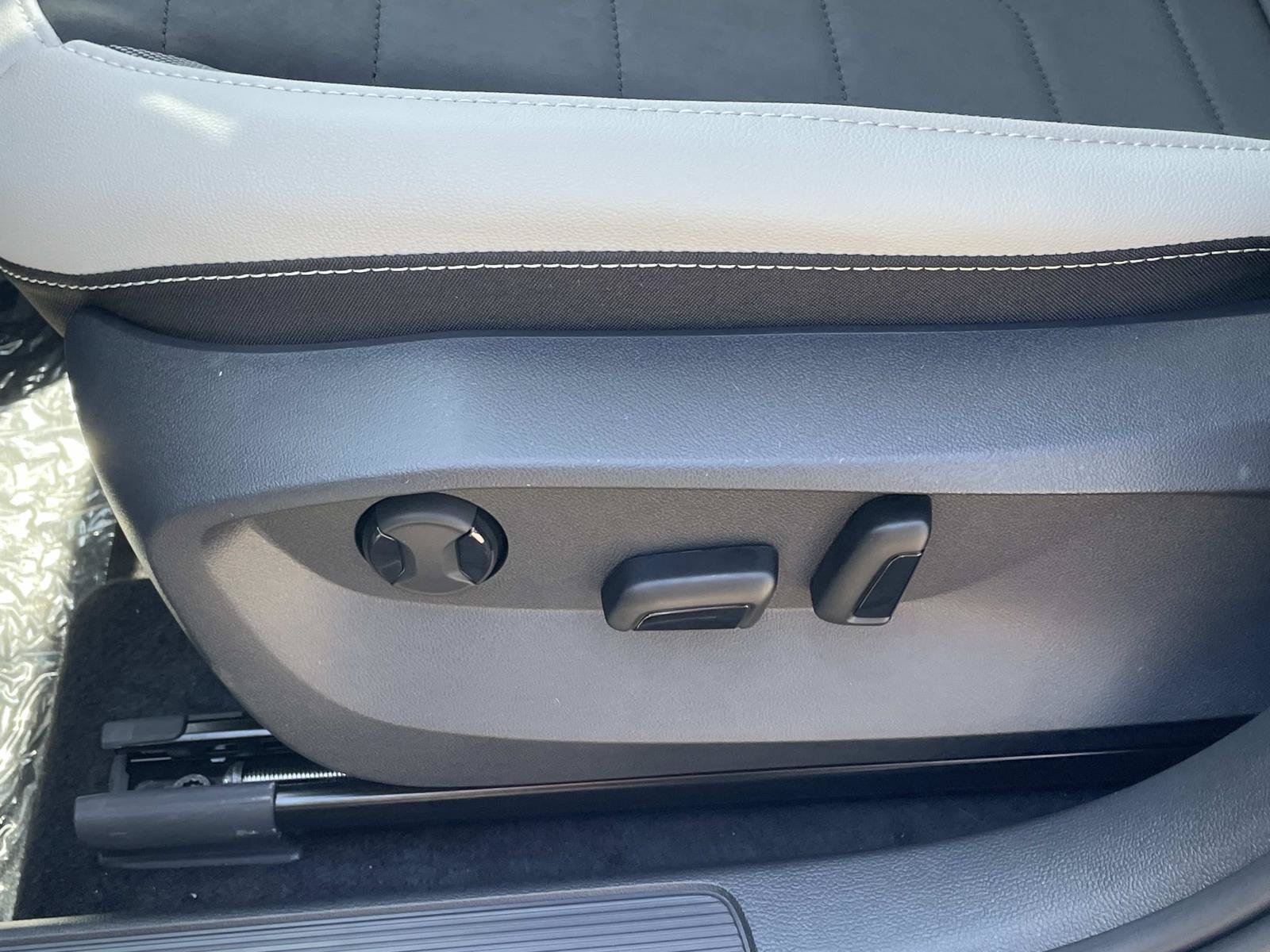 New 2026 Volkswagen Taos SE FWD image 18