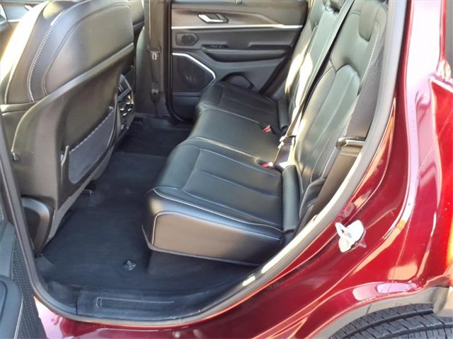 Used 2025 Jeep Grand Cherokee Limited w/ Luxury Tech Group II image 13