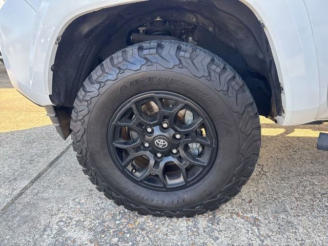 Used 2022 Toyota Tacoma SR5 w/ Technology Package image 28