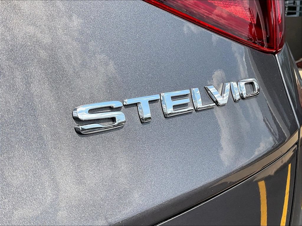 Used 2022 Alfa Romeo Stelvio Veloce AWD/4WD image 23