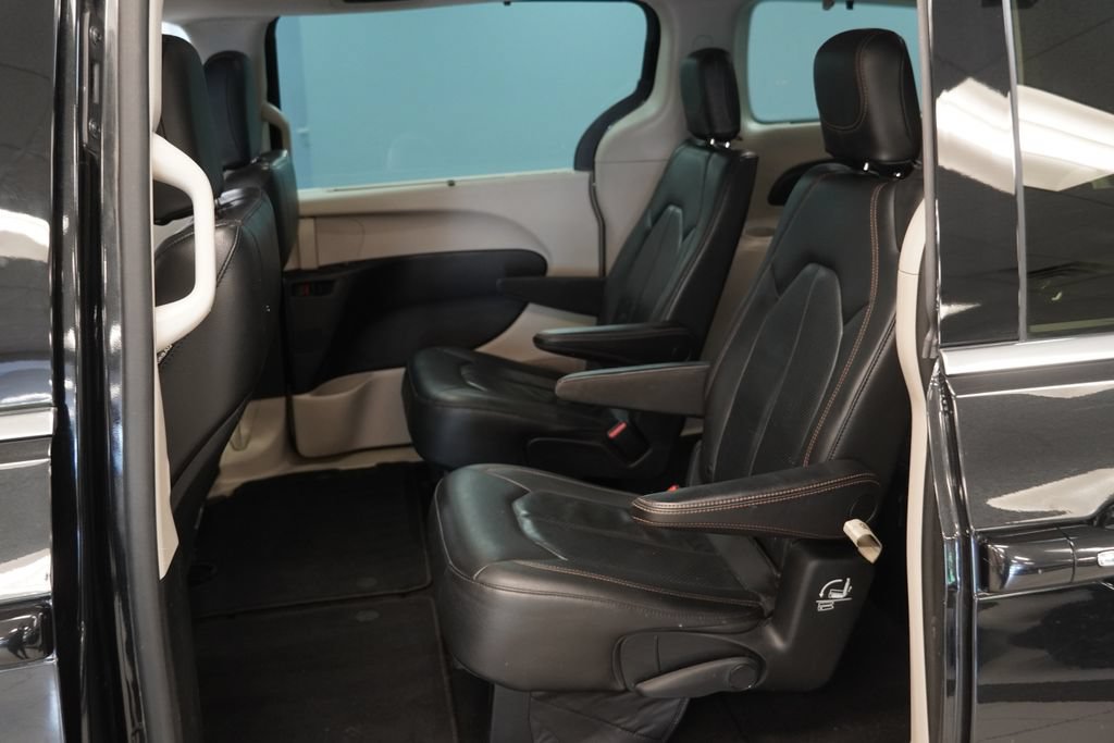 Used 2019 Chrysler Pacifica Touring-L FWD image 18