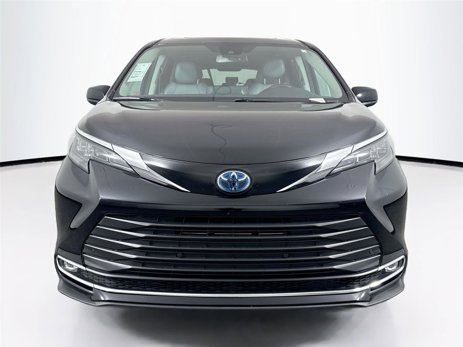 Certified 2024 Toyota Sienna XLE FWD image 8