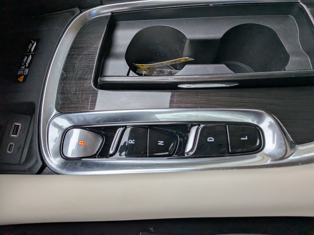 Used 2024 Buick Enclave Essence AWD/4WD image 15